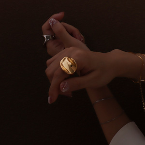 LANDY Bague Exagérée Courbée en Acier Titane Bague Plaqué Or 18 Carats Bague Index - Product Image 4