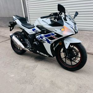 Motocyclette à essence d'occasion <span class=keywords><strong>Suzuki</strong></span> GSX250 - Bicylindre, refroidissement par eau, injection électronique de carburant, 250cc - Product Image 1