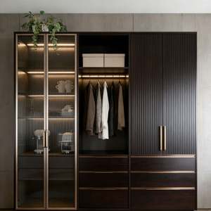 Armoire de luxe italienne personnalisée Balom avec panneaux en bois gris grainé, cadre en or champagne et vitrine en verre - Product Image 2