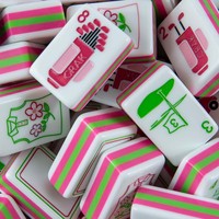 Mahjong de Noël : Ensemble de tuiles de Mahjong de luxe à quatre niveaux de style américain avec gravure – Le cadeau idéal pour les joueurs (160 tuiles)