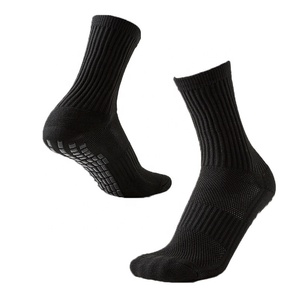 Venta al por mayor de calcetines de agarre atléticos personalizados para los hombres de alta calidad negro blanco tripulación antideslizante deporte fútbol calcetines con logotipo temporada primavera - Product Image 2