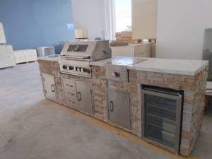 Ensemble de barbecue à gaz intégré moderne et luxueux pour l'extérieur, avec revêtement en pierre naturelle et matériaux en acier inoxydable, évier inclus - Product Image 3