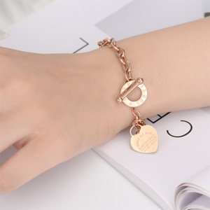 Bracciale con ciondolo a cuore inciso in 3 colori, bracciale a catena in acciaio inossidabile con chiusura a T per donna - Product Image 5