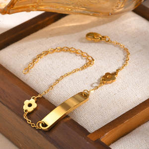 Braccialetti Personalizzati con LOGO all'Ingrosso, Barra Curva a Forma di Fiore Incidibile, Braccialetti in Acciaio Inossidabile Impermeabili per Donne - Product Image 3