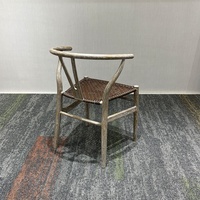 Weiß getünchte Holzoptik-Kunststoffstühle mit Y-Rückenlehne und geflochtenem Sitz – Eleganter Esszimmerstuhl für Restaurant, Outdoor, Hochzeiten und Partys
