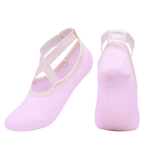 Chaussettes de danse féminines pour femmes, coupe courte, en coton peigné, antidérapantes avec points en silicone et détails élégants en dentelle - Product Image 1