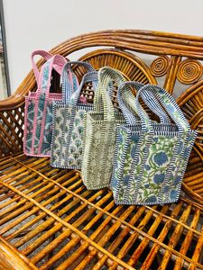 กระเป๋าโท้ทผ้าฝ้ายเย็บมือคุณภาพสูงสำหรับผู้หญิง ขนาดมินิ พร้อมสายโซ่ ปิดแบบเปิด กันน้ำ เหมาะสำหรับฤดูร้อน - Product Image 2