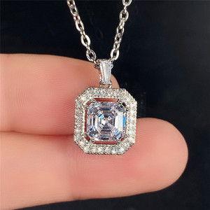 Collana con Ciondolo Quadrato Classico per Donne, Accessorio Semplice per Uso Quotidiano - Product Image 1
