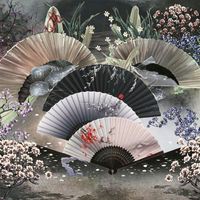 Éventail pliant artisanal vintage en soie et bambou, peint à la main, motif floral, pour la décoration intérieure, la danse et la promotion, d'inspiration chinoise et japonaise.