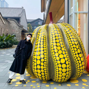 Grande sculpture de citrouille Kusama <span class=keywords><strong>Yayoi</strong></span>, entièrement faite à la main, pour la décoration de points photo, de boutiques populaires, de zones de loisirs et d'homestay - Product Image 3