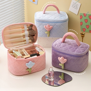Bolsa de Almacenamiento Portátil de Gran Capacidad para Viajes, Linda Bolsa con Diseño de Tulipán 3D, Bolsa de Almacenamiento de Terciopelo Suave, Venta al Por Mayor - Product Image 1