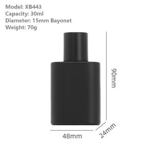 زجاجات عطر زجاجية سوداء غير لامعة قابلة لإعادة التعبئة بسعة <span class=keywords><strong>1</strong></span> أونصة (30 مل) على شكل مربع مع غطاء خشبي ومضخة رش قابلة للطباعة بالشاشة الحريرية - Product Image 1