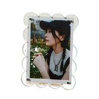 Cadre photo rectangulaire moderne en acrylique et fer avec design incurvé transparent, support de table élégant pour la décoration de la maison/du bureau