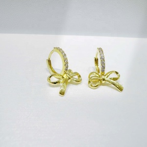 Boucles d'oreilles créoles simples en argent sterling 925 plaqué or 14 carats, avec zircon et pierre, style coréen, motif nœud, élégantes, tendance, pour femme, idéales pour l'été. - Product Image 5