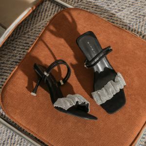 Sandalias de tacón grueso de satén de seda con una sola tira, estilo coreano, tendencia de moda, para mujer, de verano, que no pasan de moda. - Product Image 5