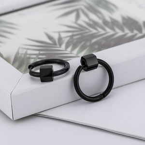 Pendientes Huggie Geométricos Negros de Acero Inoxidable Estilo Minimalista para Mujer - Product Image 1