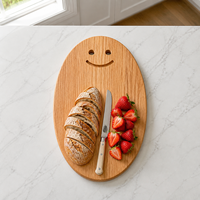 Planche à découper ovale en chêne rouge avec motif visage souriant, plateau de service pour charcuterie, fromage, pizza, pain - Vente en gros