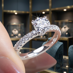 Anillo MSR-1243 Personalizado en Oro Amarillo de 14K con Diamante Cultivado en Laboratorio de Corte Cojín de 0.74CT, Claridad VVS2, Certificado IGI, Corte Excelente - Product Image 1