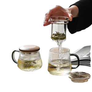 Tazza <span class=keywords><strong>da</strong></span> Tè in Vetro Borosilicato Premium con Coperchio in Legno Naturale e Infusore Integrato - Elegante Tazza <span class=keywords><strong>da</strong></span> Tè a Righe Verticali <span class=keywords><strong>da</strong></span> 450ml - Product Image 1