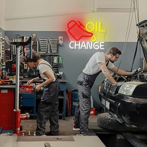 Enseigne néon LED « Change d'huile » pour gestionnaires d'atelières automobiles et de stations-service Neonawall, facile à installer pour la décoration des ateliers de réparation et des stations-service - Product Image 4