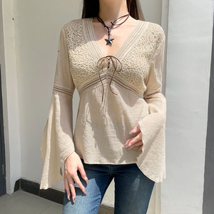 Blusa de punto texturizada con cuello en V y ribete de encaje estilo bohemio para mujer, top vintage con mangas acampanadas y lazo frontal con lazo trasero - Product Image 1