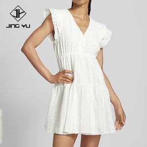 Robe mini col en V de conception OEM avec manches volantées et détails en dentelle crochet. Robe mini luxueuse 100% coton. - Product Image 2