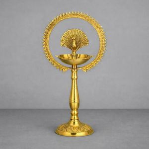 Lampe à huile Diya en laiton en forme de paon, traditionnelle pour la Puja hindoue, la décoration des temples, le festival Diwali et la décoration intérieure - Product Image 1