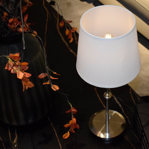 بسعر الجملة مصباح طاولة فضي من القماش اللاسلكي led معدنية مجوفة - Product Image 2