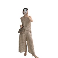 En stock : Ensemble d'été plissé Miyake 2 pièces élégant, comprenant un haut court sans manches uni à texture tissée 3D et un pantalon ample à jambes larges