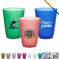 Gobelet réutilisable en PP dépoli de 18 oz avec couvercle personnalisé, logo et couleur imprimés par sérigraphie – Style américain tendance pour les fêtes