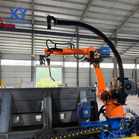 Station de soudage entièrement automatique sans programmation. Un robot industriel sur rail dédié au soudage de grandes structures en acier.