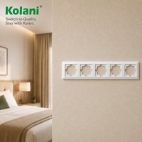 Cadre de finition pour prise quadruple Kolani, norme européenne 372x84mm, finition satinée, en PC ignifuge, avec cinq emplacements de découpe
