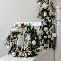 Guirlande de Noël LINGKAI argentée et blanche, pré-éclairée, en pin artificiel avec boules et pommes de pin pour la décoration de cheminée