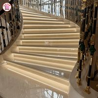 Escalier en spirale en marbre crème marfil sur mesure, marches en pierre beige naturelle pour villa haut de gamme, marches d'escalier courbes en marbre poli