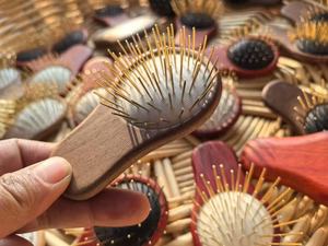 Cepillo de pelo Gua Sha chapado en oro de 18K con aguja de 24K Mini masajeador de cuero cabelludo Airbag de madera ergonómico para niños para crecimiento portátil de caspa - Product Image 5