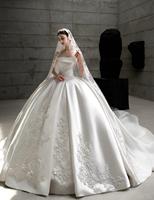 Robe de mariée de luxe en satin ivoire sans bretelles, style robe de bal, ornée de perles et de dentelle, avec voile en dentelle, taille personnalisée et fabrication OEM/ODM disponible