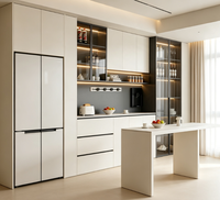 Buffet moderne encastré sur mesure avec armoire à vin, vitrine en verre blanc crème pour la maison, la cuisine et la salle à manger