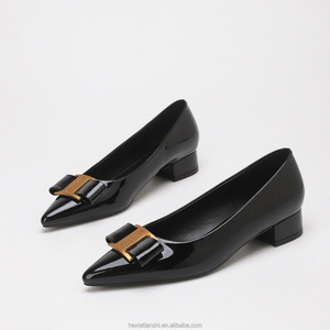 Escarpins élégants noirs en cuir verni à bout pointu pour femme - <span class=keywords><strong>Talon</strong></span> <span class=keywords><strong>carré</strong></span> bas de 3 cm avec boucle dorée - Chaussures plates confortables à enfiler pour le travail - Product Image 1