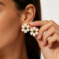Pendientes de tuerca de lujo de alta gama para mujer, de aleación de zinc, con diseño retro de margarita blanca y aguja de plata, accesorios únicos para la oreja
