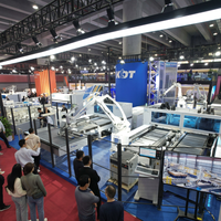 Scie à table coulissante KDT 380V de haute qualité avec contrôle PLC automatique, moteur et pompe pour la production de MDF et de mélamine à haute productivité