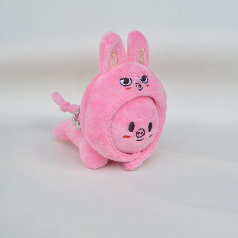 porte-clés cochon rose-chapeau et pose allongée