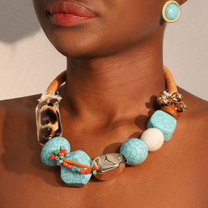 Vente en gros, ensemble collier artificiel en acrylique turquoise imprimé léopard pour femme, ensemble de bijoux boucles d'oreilles et mode - Product Image 2