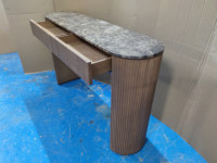 Table console d'intérieur moderne et luxueuse en bois massif avec dessus en marbre et tiroirs
