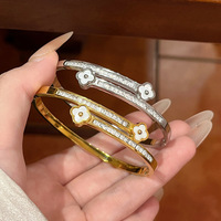 Bracelet manchette articulé en acier titane avec trèfle à quatre feuilles en nacre et strass en cristal, bijou cadeau