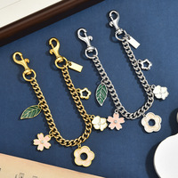 Pendentif de sac en chaîne métallique or et argent, motif fleur de cerisier et feuille verte, finition émail goutte d'huile, élégant et personnalisable