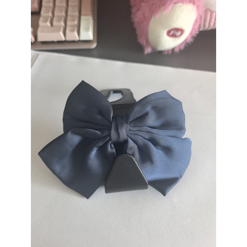 Crochet noir en forme de 7 avec nœud bleu foncé