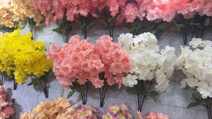 Fleurs artificielles de haute qualité à 4 tiges, en soie, motif fleur de <span class=keywords><strong>cerisier</strong></span>, magnifiques couleurs fraîches d'<span class=keywords><strong>automne</strong></span>, pour plafond de mariage et allée, fabriquées en Chine - Product Image 2