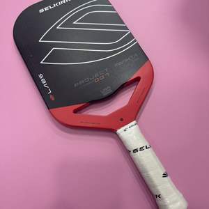 Compre al por Mayor la Pala <span class=keywords><strong>de</strong></span> Pickleball SeIkrik Labs Project 007 <span class=keywords><strong>de</strong></span> 14 mm, Modelo Invikta Florek, Superficie <span class=keywords><strong>de</strong></span> Fibra <span class=keywords><strong>de</strong></span> Carbono, Núcleo <span class=keywords><strong>de</strong></span> Malla <span class=keywords><strong>de</strong></span> Titanio - Product Image 5