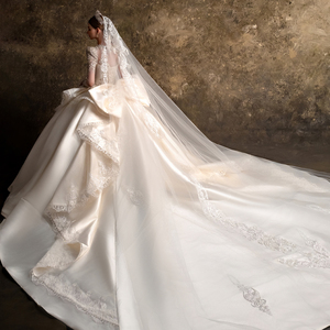 Vestido de Novia LSHT130 Royal con Cuello en V, Lentejuelas, Cuentas y Cola Larga - Product Image 2