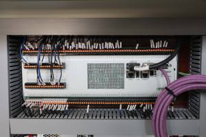 Machine de moulage par <span class=keywords><strong>injection</strong></span> entièrement automatique de haute précision pour bâtonnets de test de grossesse <span class=keywords><strong>HCG</strong></span> en ABS/PC/PET avec composants d'engrenage - Product Image 3